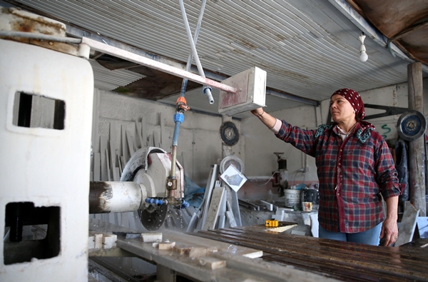Foto - Ekmeğini taştan çıkarıyor! "Erkek işi" diyenlere aldırmadı