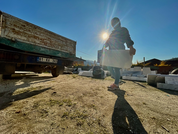 Foto - Ekmeğini taştan çıkarıyor! "Erkek işi" diyenlere aldırmadı