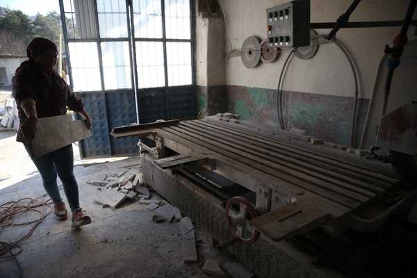 Foto - Ekmeğini taştan çıkarıyor! "Erkek işi" diyenlere aldırmadı