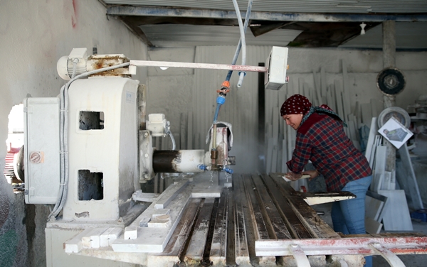 Ekmeğini taştan çıkarıyor! "Erkek işi" diyenlere aldırmadı
