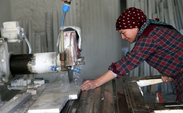 Foto - Ekmeğini taştan çıkarıyor! "Erkek işi" diyenlere aldırmadı
