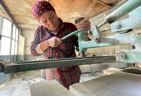 Foto - Ekmeğini taştan çıkarıyor! "Erkek işi" diyenlere aldırmadı