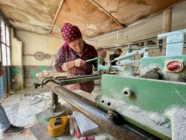 Foto - Ekmeğini taştan çıkarıyor! "Erkek işi" diyenlere aldırmadı