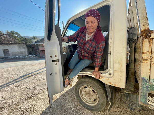 Foto - Ekmeğini taştan çıkarıyor! "Erkek işi" diyenlere aldırmadı