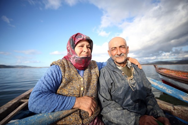 Ekmeklerini balıktan çıkaran çift, 40 yıldır birlikte kürek çekiyor!