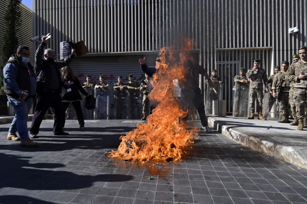 Foto - Ekonomik kriz ülkeyi karıştırdı! Merkez Bankası'na havai fişek fırlattılar