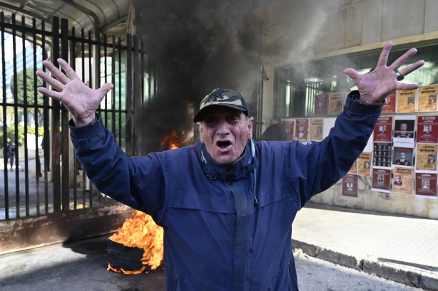 Foto - Ekonomik kriz ülkeyi karıştırdı! Merkez Bankası'na havai fişek fırlattılar