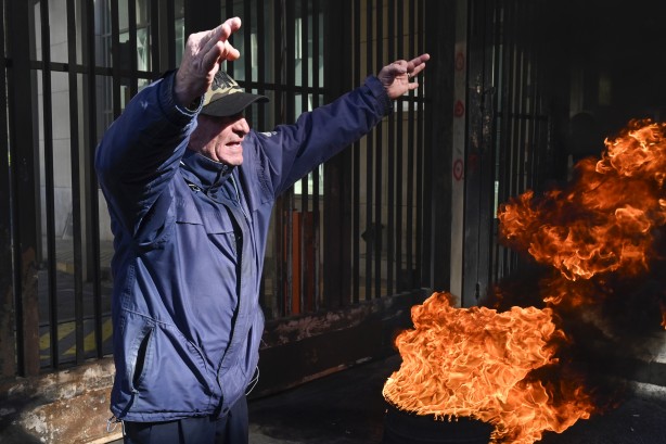 Foto - Ekonomik kriz ülkeyi karıştırdı! Merkez Bankası'na havai fişek fırlattılar