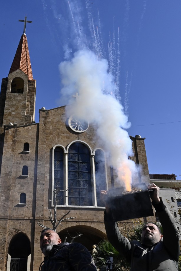 Foto - Ekonomik kriz ülkeyi karıştırdı! Merkez Bankası'na havai fişek fırlattılar