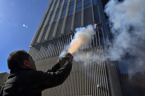 Foto - Ekonomik kriz ülkeyi karıştırdı! Merkez Bankası'na havai fişek fırlattılar