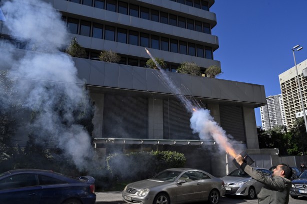 Foto - Ekonomik kriz ülkeyi karıştırdı! Merkez Bankası'na havai fişek fırlattılar