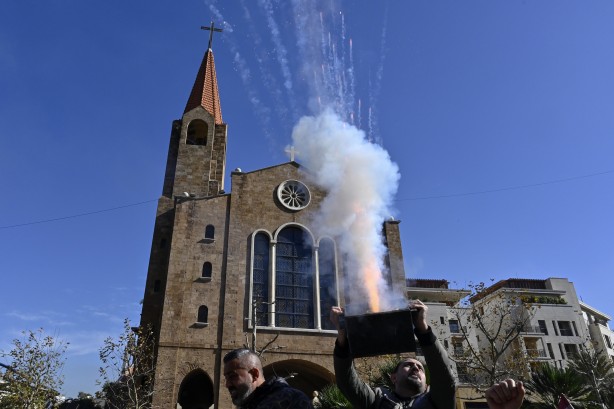 Foto - Ekonomik kriz ülkeyi karıştırdı! Merkez Bankası'na havai fişek fırlattılar