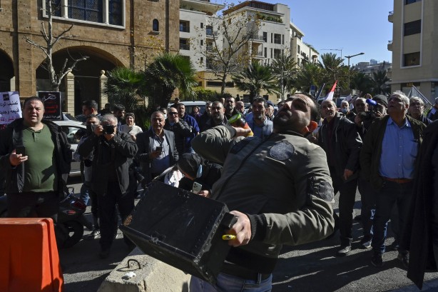 Foto - Ekonomik kriz ülkeyi karıştırdı! Merkez Bankası'na havai fişek fırlattılar