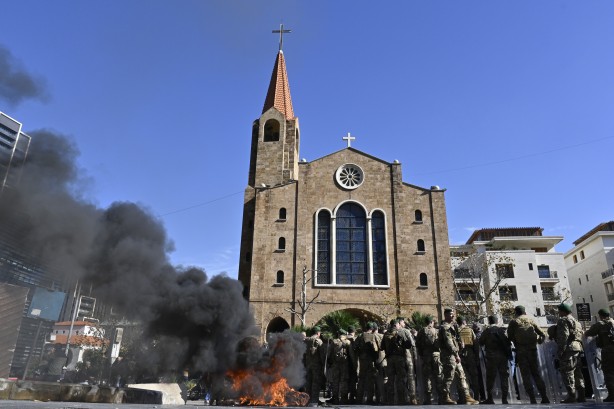Foto - Ekonomik kriz ülkeyi karıştırdı! Merkez Bankası'na havai fişek fırlattılar
