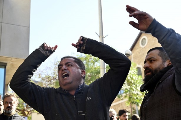 Foto - Ekonomik kriz ülkeyi karıştırdı! Merkez Bankası'na havai fişek fırlattılar