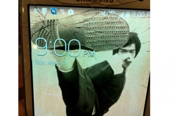 Foto - Ekranı çatlayan telefonlar için ilginç çözüm