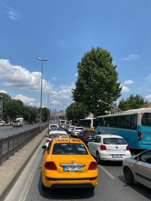 Ekrem İmamoğlu'nun beceriksizliği saç baş yolduruyor! Unkapanı'nda trafik kilit