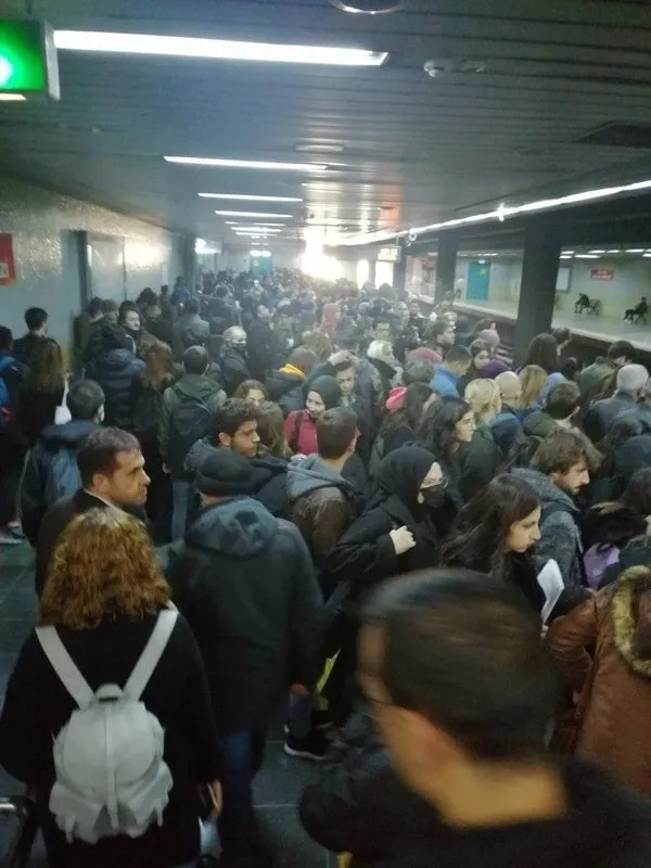 Foto - Ekrem ve Mansur'dan çile çektirmede rekabet! Burası miting alanı değil metro istasyonu