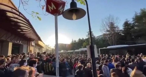Ekrem ve Mansur'dan çile çektirmede rekabet! Burası miting alanı değil metro istasyonu