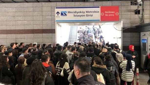 Foto - Ekrem ve Mansur'dan çile çektirmede rekabet! Burası miting alanı değil metro istasyonu