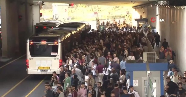 Foto - Ekrem ve Mansur'dan çile çektirmede rekabet! Burası miting alanı değil metro istasyonu