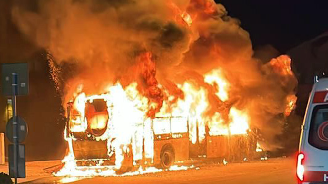 Ekrem'in otobüsü park halindeyken bile yanıyor!