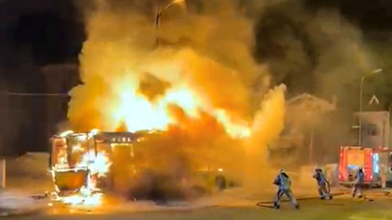 Foto - Ekrem'in otobüsü park halindeyken bile yanıyor!