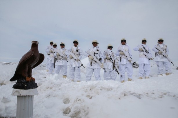 Foto - Eksi 20 derecede vatan nöbeti