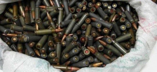 Foto - El bombasını silahla vurursanız bakın ne olur?