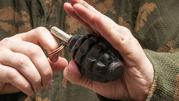 Foto - El bombasını silahla vurursanız bakın ne olur?