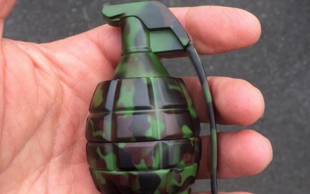 Foto - El bombasını silahla vurursanız bakın ne olur?