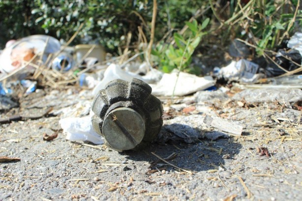 Foto - El bombasını silahla vurursanız bakın ne olur?