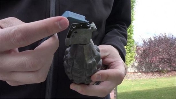 Foto - El bombasının içini açtılar!