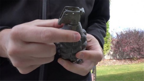 Foto - El bombasının içini açtılar!