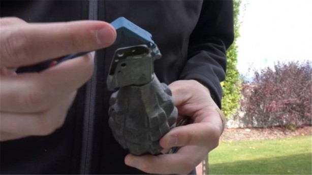 Foto - El bombasının içini açtılar!