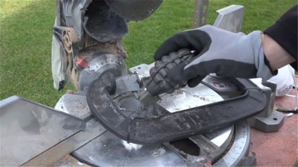 Foto - El bombasının içini açtılar!