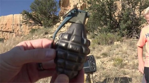 Foto - El bombasının içini açtılar!