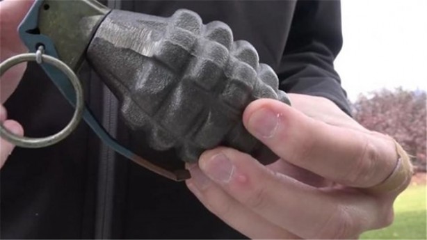 Foto - El bombasının içini açtılar!