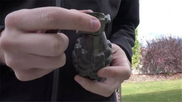 Foto - El bombasının içini açtılar!