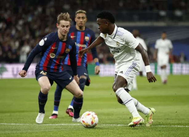 Foto - El Clasico güreş maçına döndü! Saha içi karıştı...