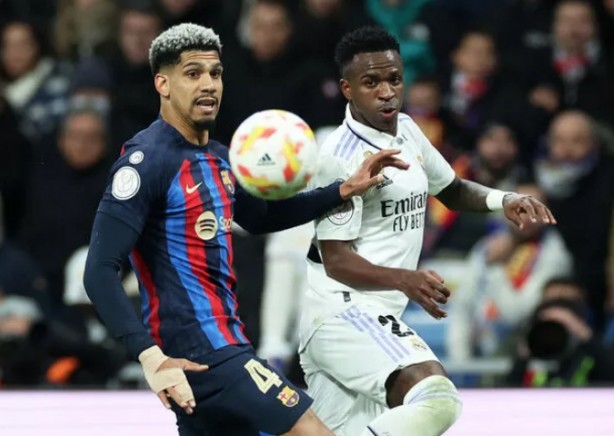 Foto - El Clasico güreş maçına döndü! Saha içi karıştı...