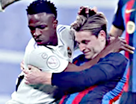 Foto - El Clasico güreş maçına döndü! Saha içi karıştı...