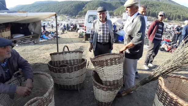 Foto - El emeği göz nuru! 72 yaşında fındık dallarından sepet örüyor
