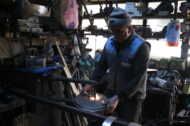 Foto - El emeği ile 41 yıldır fındık sobası imal ediyor