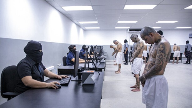 Foto - El Salvador’da neler oluyor! Yüzlerce mahkum daha 'mega' hapishaneye nakledildi