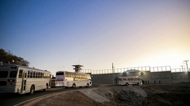 Foto - El Salvador’da neler oluyor! Yüzlerce mahkum daha 'mega' hapishaneye nakledildi