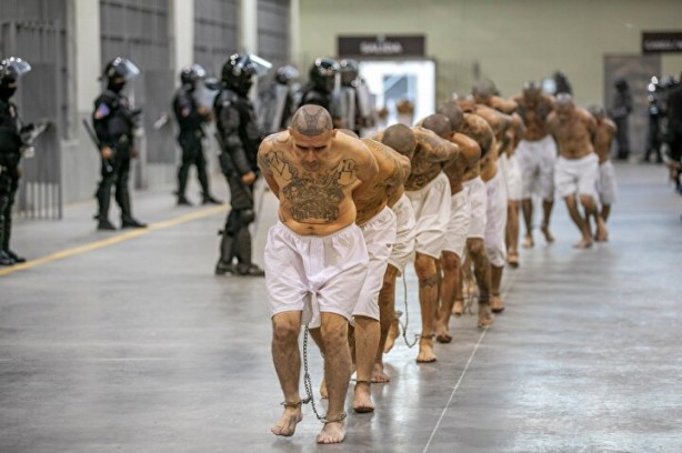 Foto - El Salvador’da neler oluyor! Yüzlerce mahkum daha 'mega' hapishaneye nakledildi