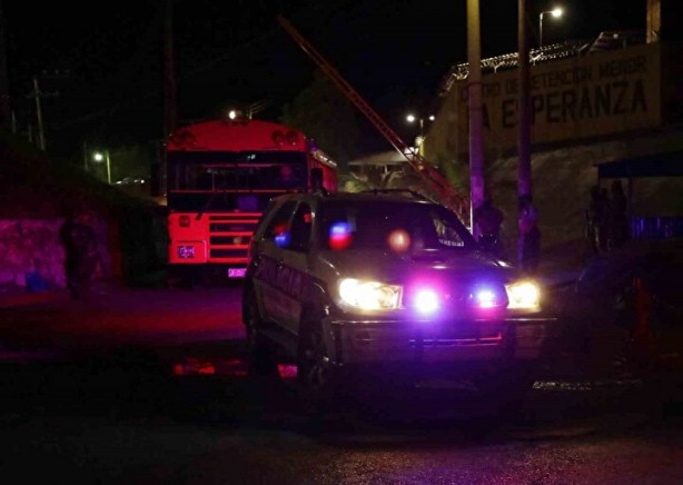 Foto - El Salvador’da neler oluyor! Yüzlerce mahkum daha 'mega' hapishaneye nakledildi