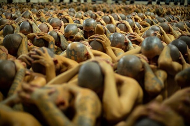 Foto - El Salvador’da neler oluyor! Yüzlerce mahkum daha 'mega' hapishaneye nakledildi