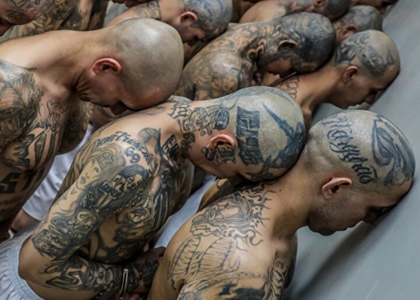 Foto - El Salvador’da neler oluyor! Yüzlerce mahkum daha 'mega' hapishaneye nakledildi